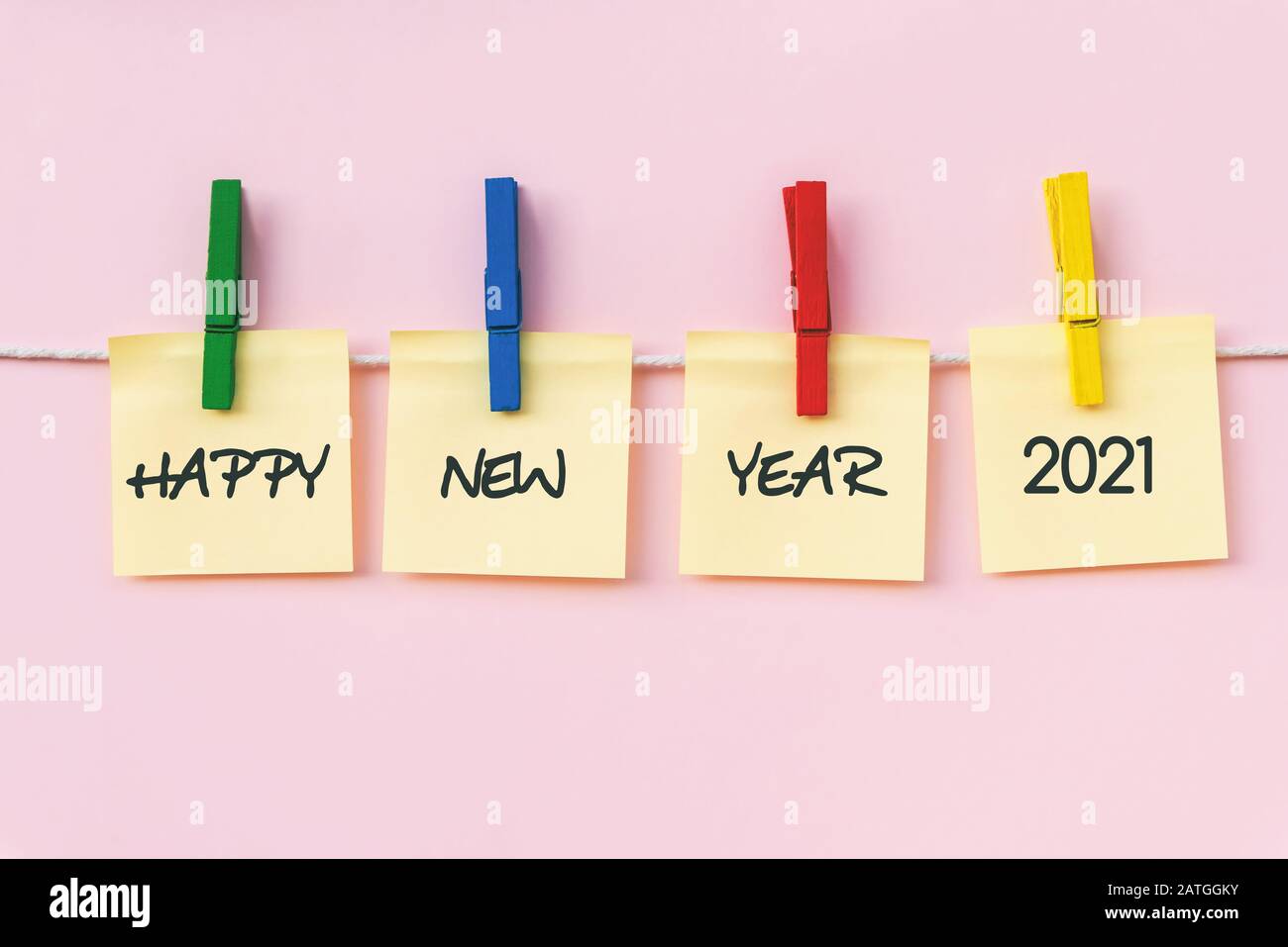 Bonne année 2021 salutation sur papier d'affichage note, fond rose. Concept de nouvelle année. Banque D'Images