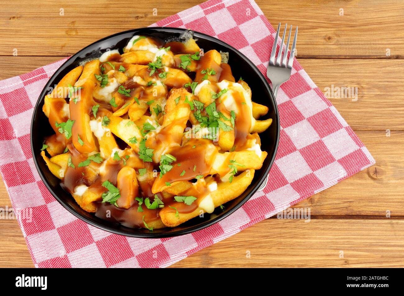 Bol De Poutine Canadienne Traditionnelle Sur Fond De Bois Photo Stock Alamy