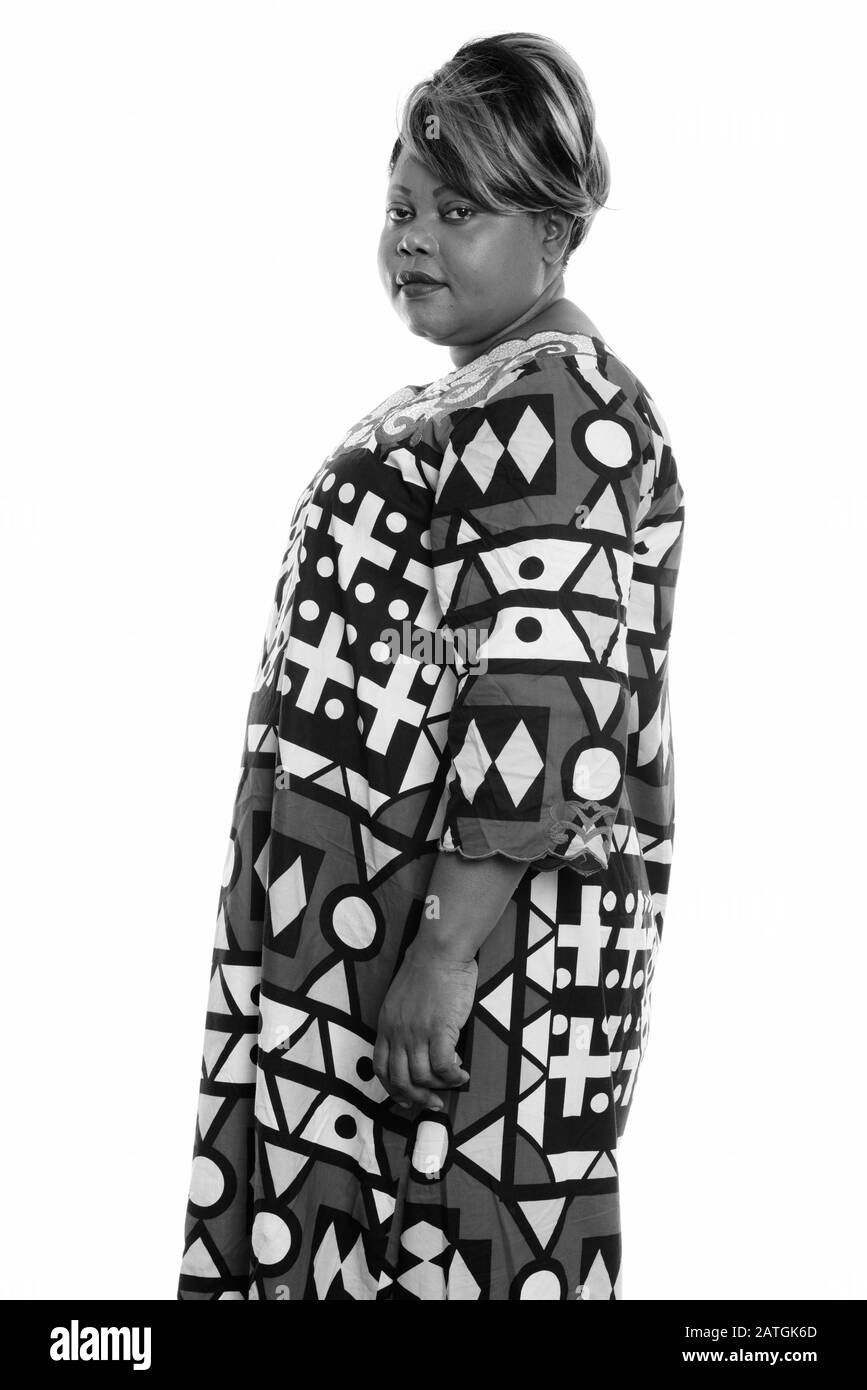 Studio tourné d'une femme africaine en surpoids debout Banque D'Images