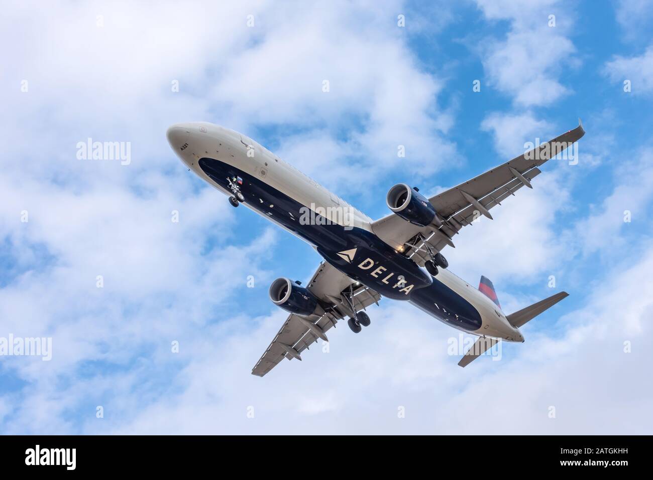 Delta Air Lines Airbus   est en tête de l'approche pour l'atterrissage à l'aéroport international Hartsfield-Jackson d'Atlanta à Atlanta, en Géorgie. (ÉTATS-UNIS) Banque D'Images