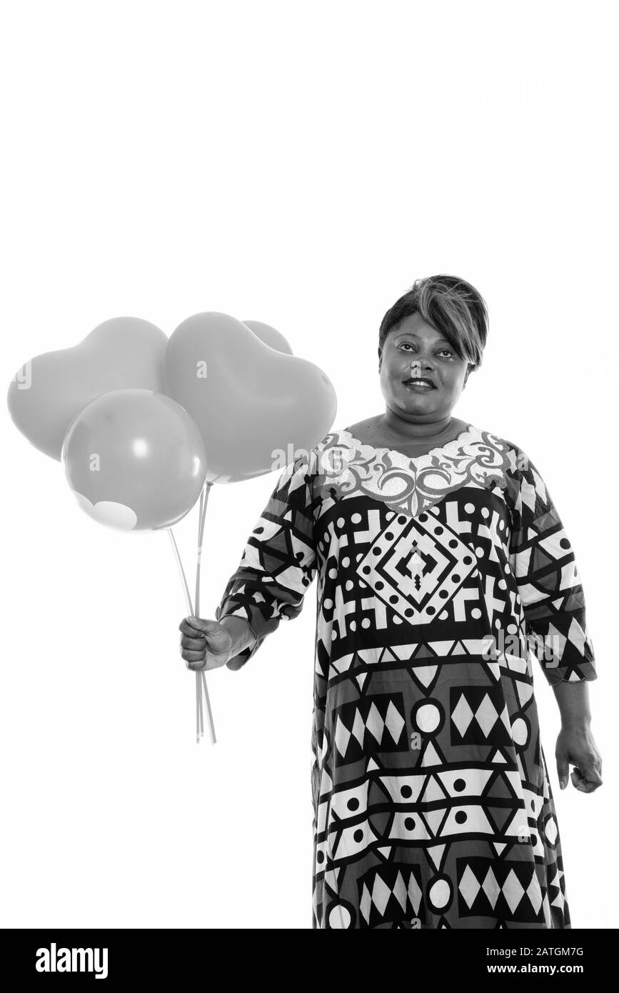 Bonne femme africaine en surpoids qui pense prêt pour la Saint-Valentin Banque D'Images