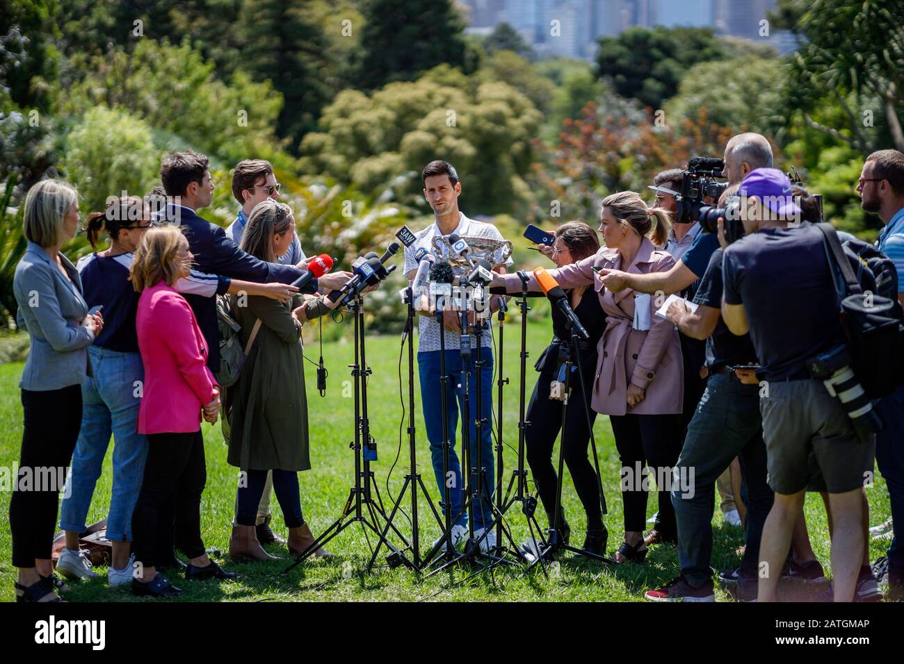 Novak DJOKOVIC (SRB) lors d'une conférence de presse au Royal Botanical Gardens de Melbourne après avoir remporté l'Open d'Australie 2020 Banque D'Images