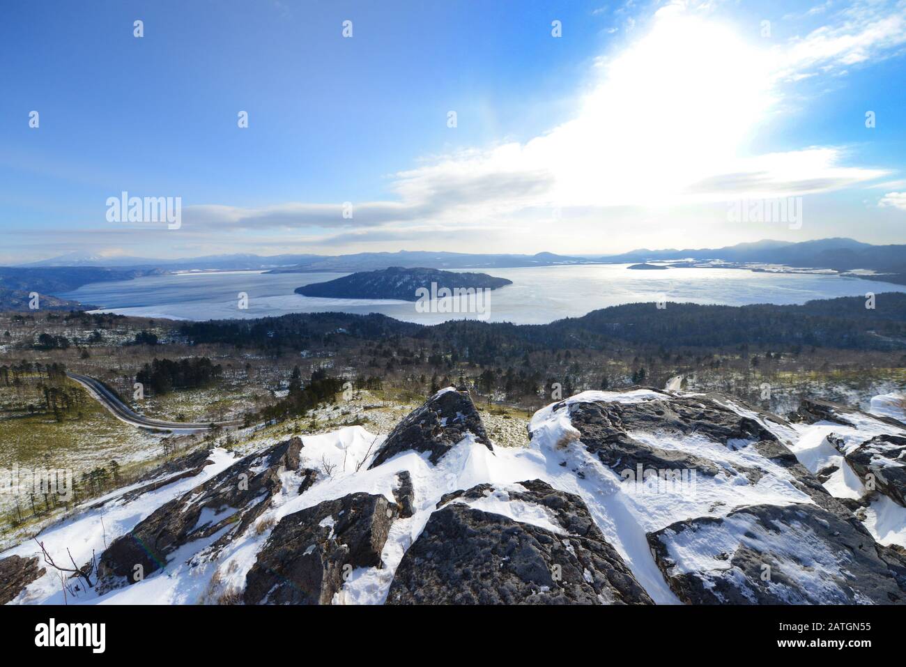 Vue sur le lac Kassharo depuis le col de Bihoro à Hokkaido, au Japon. Banque D'Images