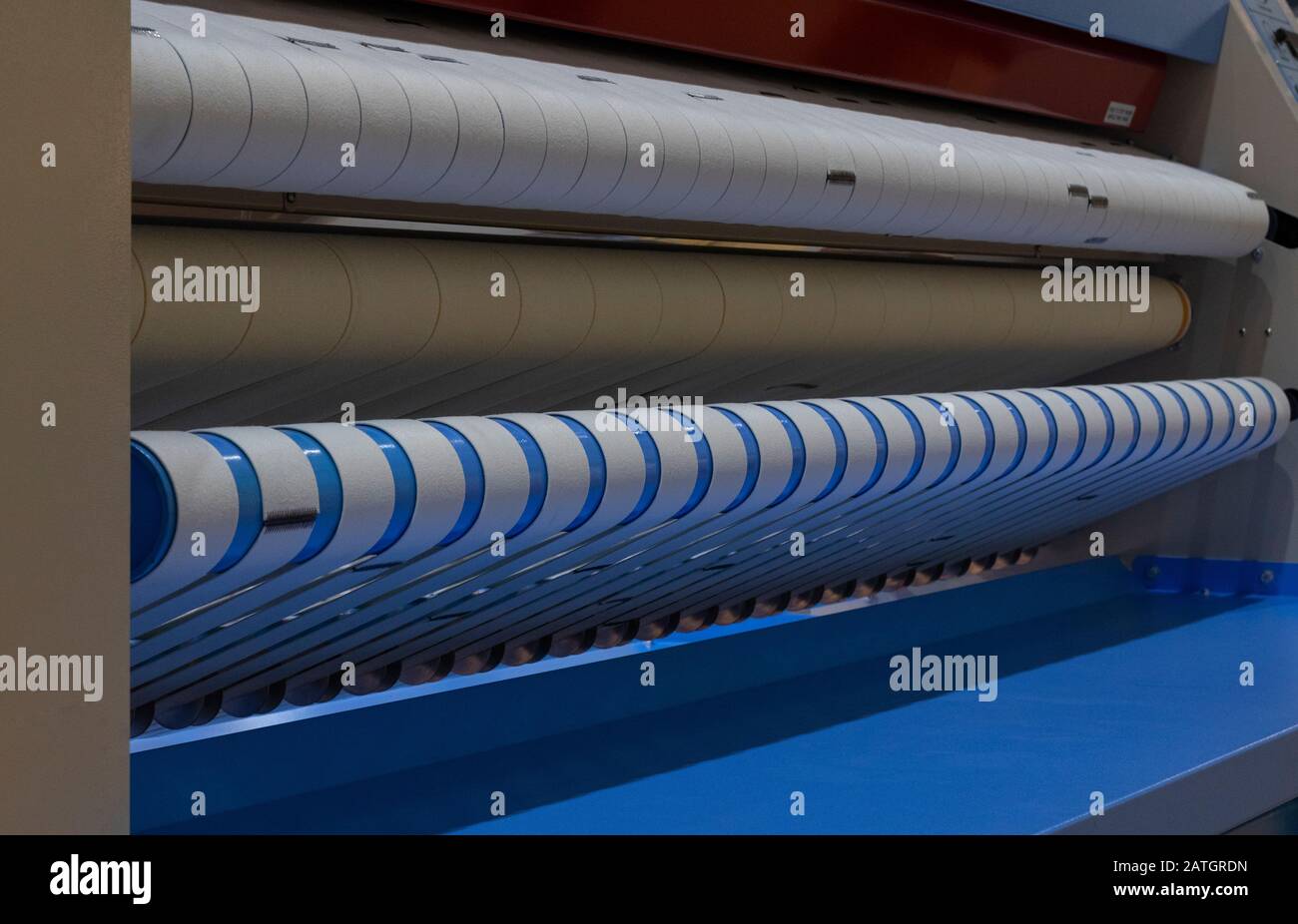 Une machine d'ironer industrielle pour la lessive ; hôtel industriel de fond Banque D'Images