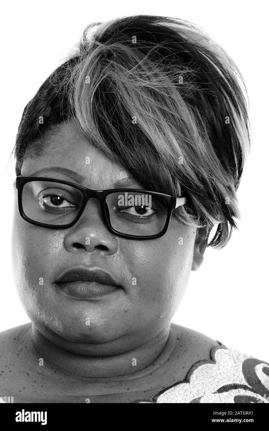 Visage de gras noir africain woman wearing eyeglasses Banque D'Images