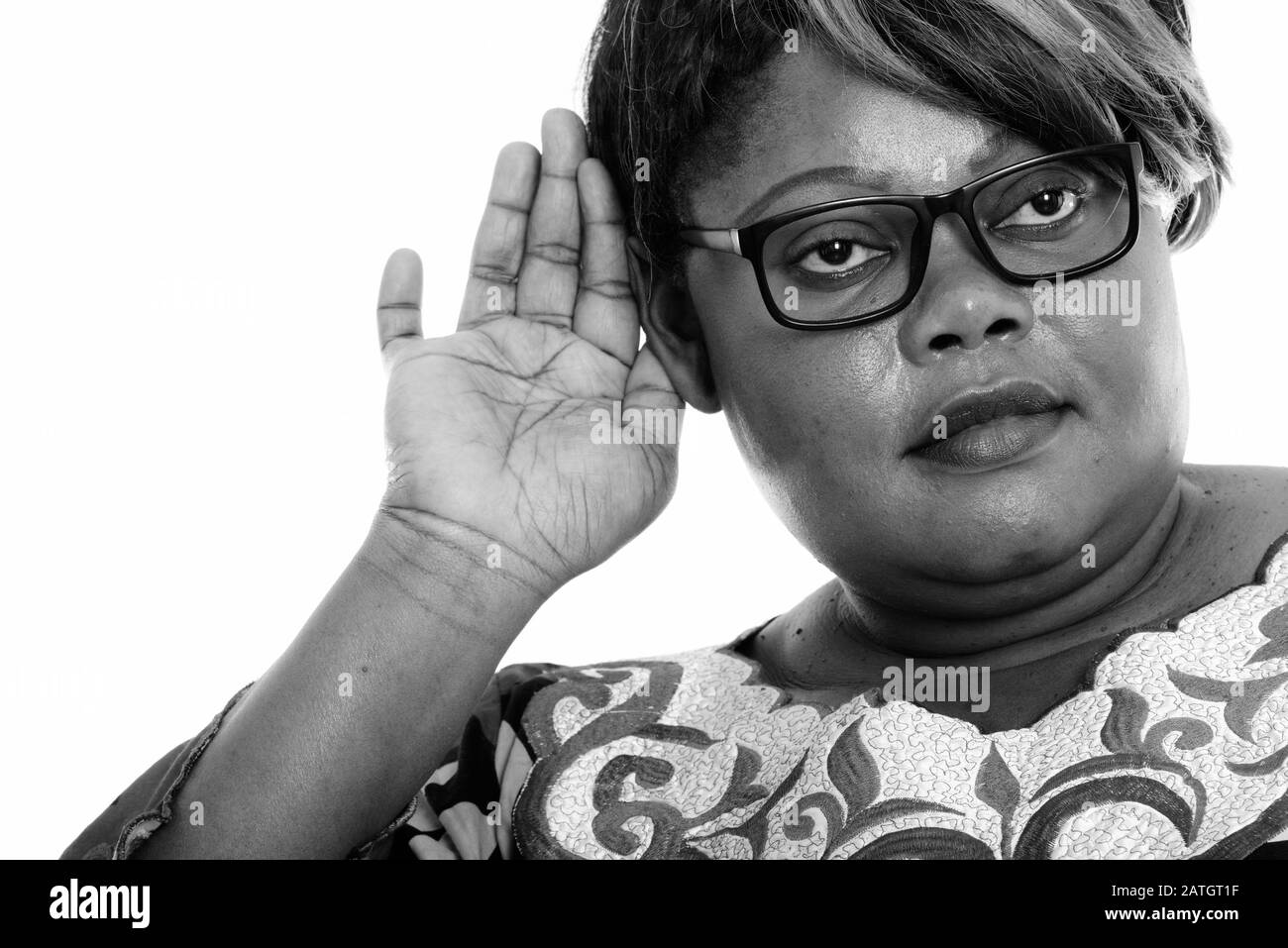 Portrait de femme africaine noire gras tout en pensant à l'écoute Banque D'Images