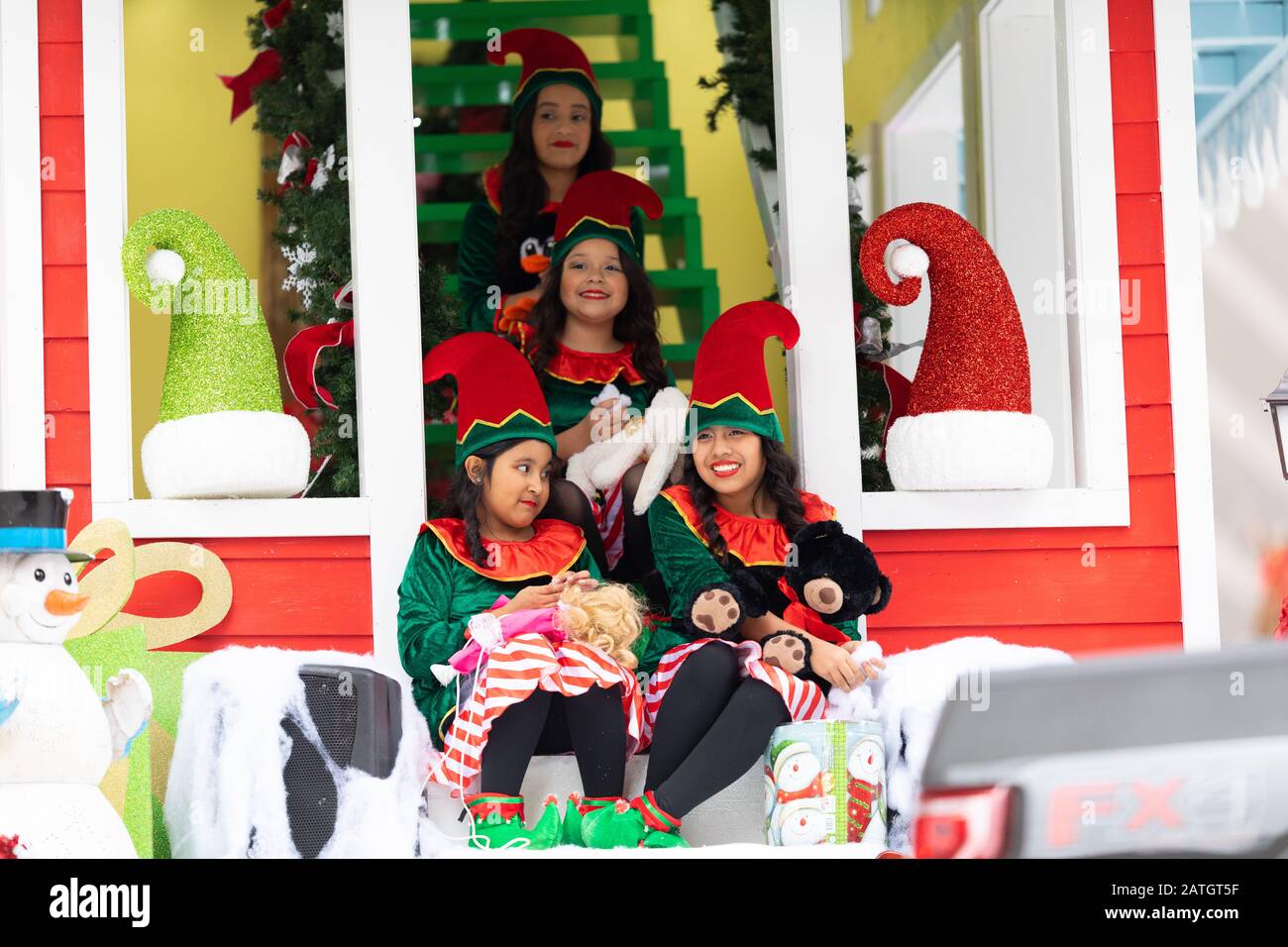 Houston, Texas, États-Unis - 28 novembre 2019: H-E-B Thanksgiving Day Parade, les aides d'elf de Santa, sur un flotteur, waving et sourire aux spectateurs pendant la p Banque D'Images