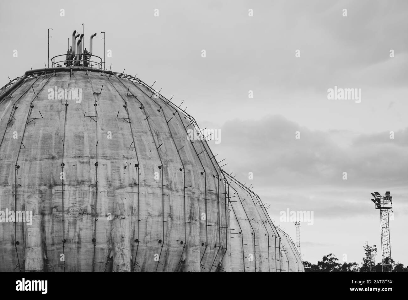 Détails de l'ancien réservoir de gaz de forme sphérique, noir et blanc. Banque D'Images