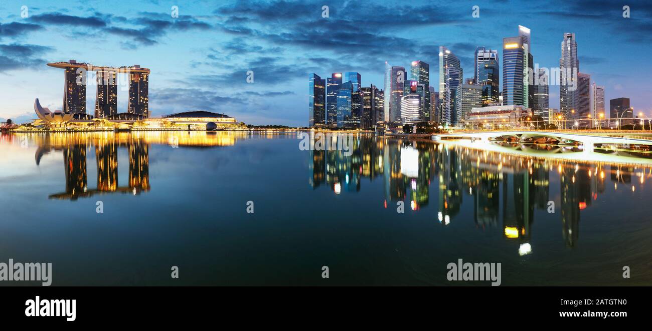 Panorama de Singapour sur la ville la nuit Banque D'Images