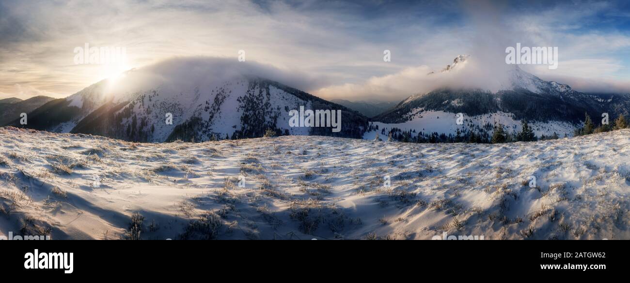 La Slovaquie culminer Rozsutec en hiver à partir d'Osnica Banque D'Images