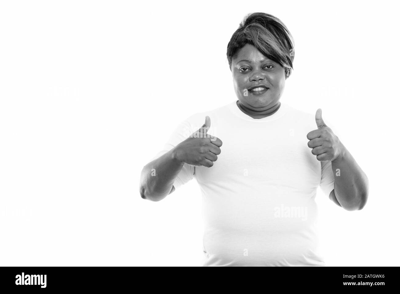 Studio tourné d'une heureuse femme africaine noire souriante tout en donnant des pouces prêts pour la salle de gym Banque D'Images