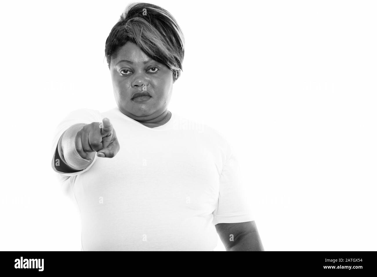 Studio photo d'une femme africaine noire grasse pointant vers un appareil photo prêt pour la salle de sport Banque D'Images