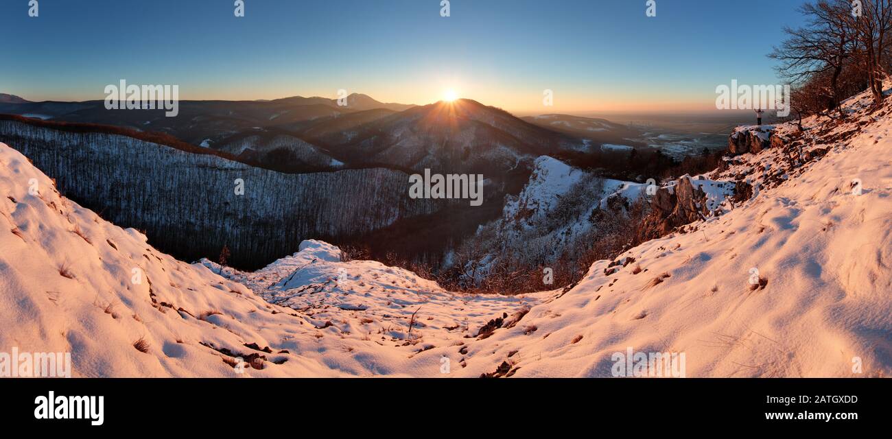 Vue panoramique avec l'homme en montagne hivernale Banque D'Images