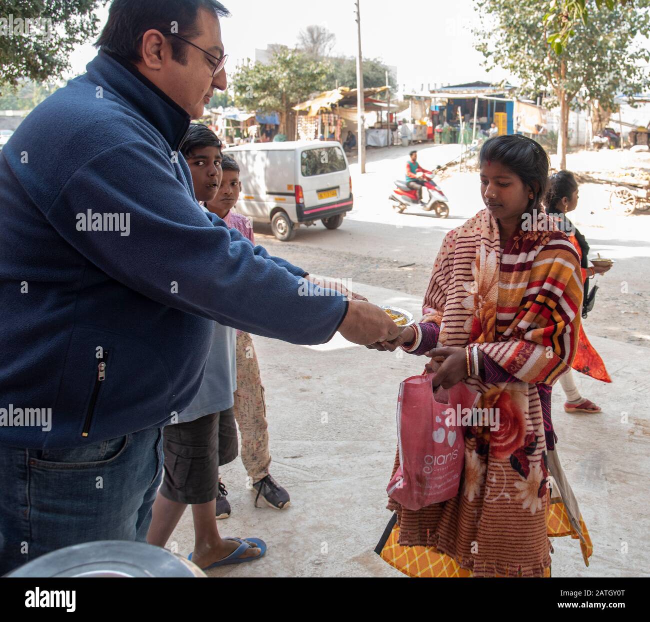 Distribution gratuite de nourriture dans un camp de nourriture à New Delhi pour les pauvres. Banque D'Images