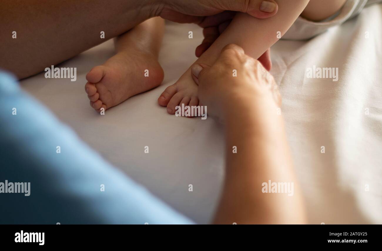 Bebe Ayant Un Massage Des Pieds Dans Un Centre De Readaptation Petit Enfant En Therapie Massotherapeute Massant Un Bebe Photo Stock Alamy Bebe Ayant Un Massage Des Pieds Dans Un Centre De Readaptation Petit Enfant En Therapie Massotherapeute Massant Un Bebe Photo Stock Alamy