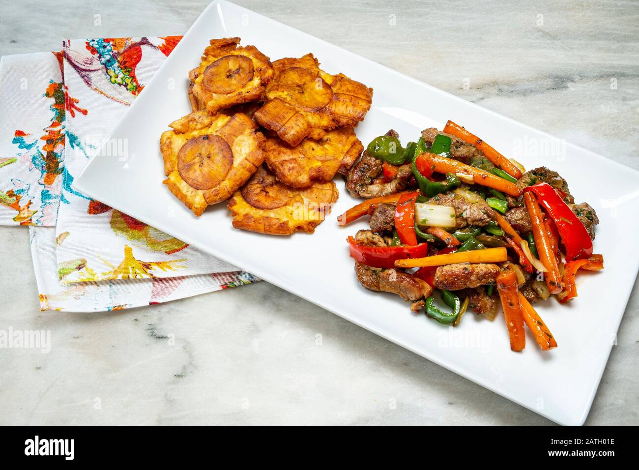 Steaks hachés ou Bistec Picao et pataciones ou tostones sont des tranches de plantain vert frits, faites avec des plantains verts, La nourriture Typique de Panamá, Panamá, Centr Banque D'Images