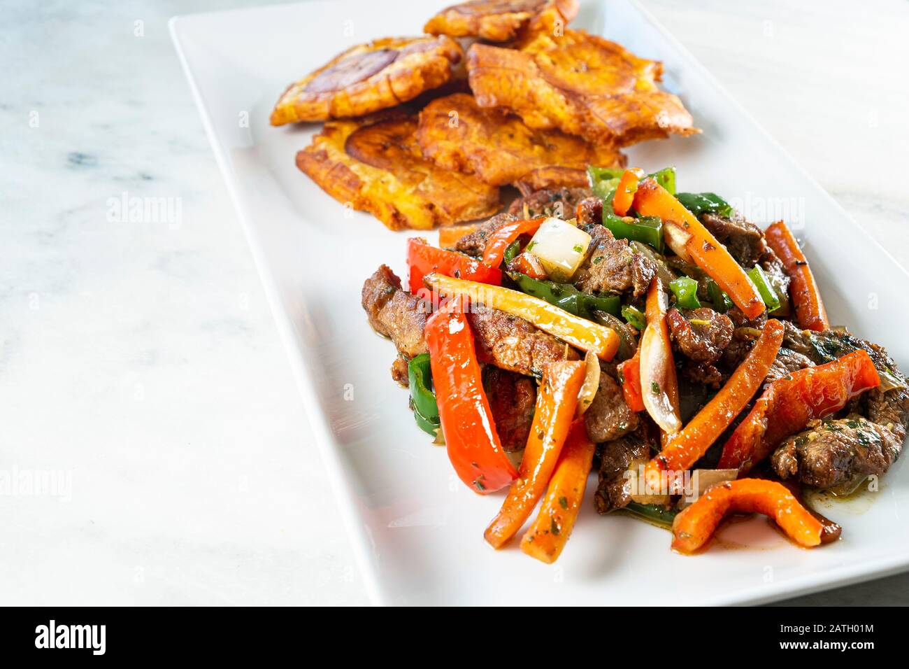 Steaks hachés ou Bistec Picao et pataciones ou tostones sont des tranches de plantain vert frits, faites avec des plantains verts, La nourriture Typique de Panamá, Panamá, Centr Banque D'Images