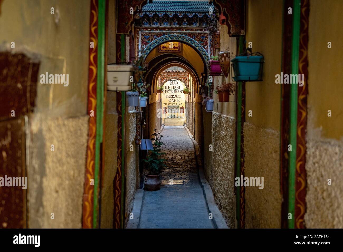 Fes, Maroc - Restaurant au bout d'une allée étroite dans la vieille médina Banque D'Images