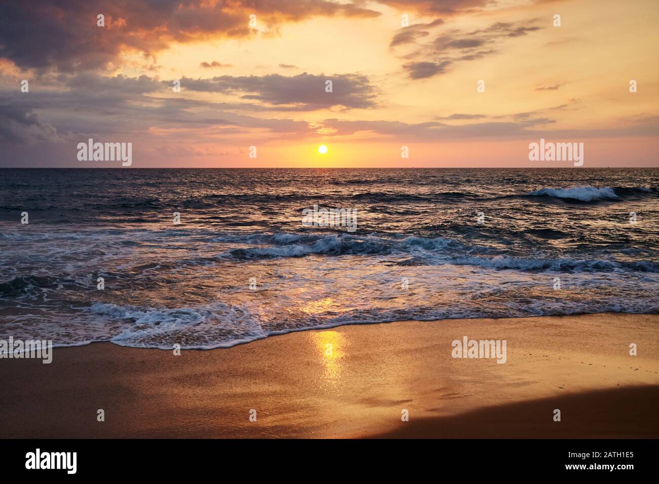 Coucher de soleil sur la mer d'or. Banque D'Images