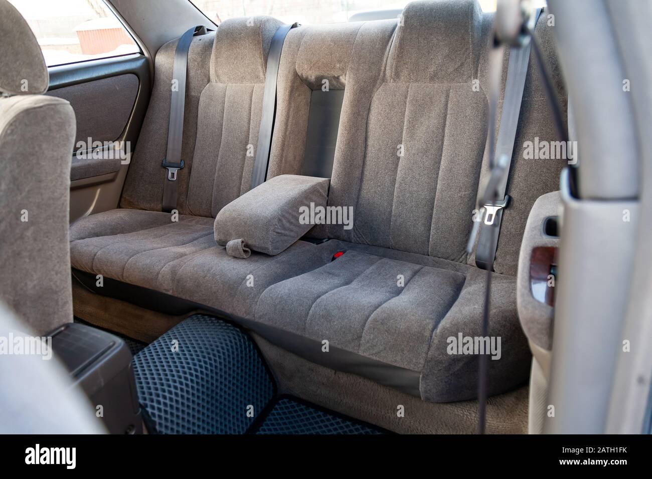Sièges arrière avec garniture en velours à l'intérieur d'une ancienne  voiture japonaise en beige après nettoyage à sec avec nano tapis de sol.  Service auto in Photo Stock - Alamy