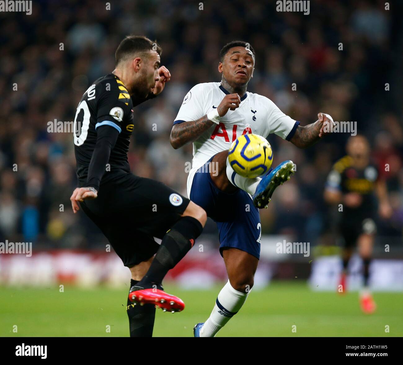 Londres, Royaume-Uni. 02 février 2020. Nicolas Otamendi de Manchester City sous la pression de Steven Bergwijn de Tottenham Hotspur lors du match de la Premier League entre Tottenham Hotspur et Manchester City le 02 février 2020 au stade Tottenham Hotspur, Londres, Angleterre. Crédit : Cal Sport Media/Alay Live News Banque D'Images