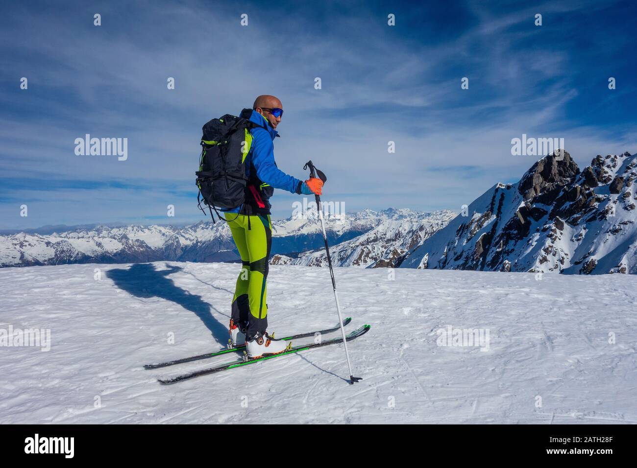 Le ski alpiniste arrivé en haut est prêt pour la descente Banque D'Images
