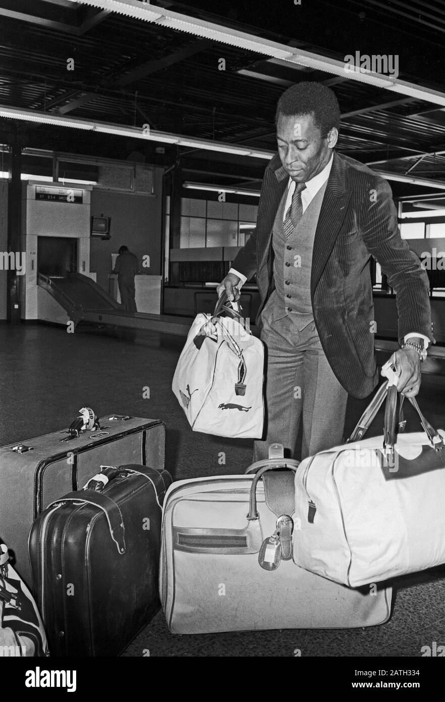 Pele, brasilianischer Fußbalbspieler, bei der Ankunft am Flughafen Hamburg, Allemagne 1981. Joueur de football brésilien Pele à l'arrivée à l'aéroport de Hambourg, Allemagne 1981. Banque D'Images