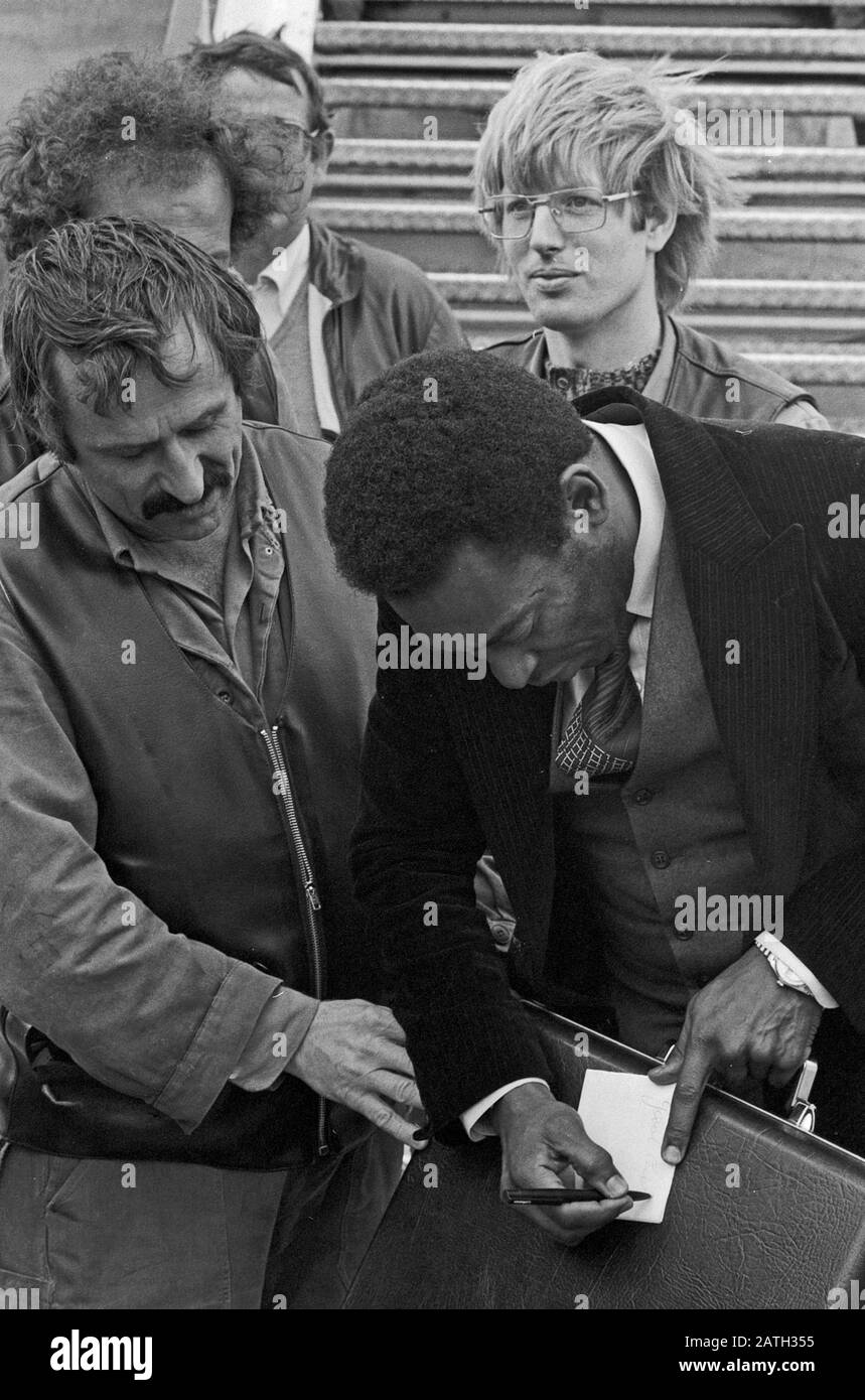 Pele, brasilianischer Fußbalbspieler, gibt Autogram vor der Lufthansa Maschine 'Saarbrücken' nach der Ankunft auf dem Rollfeld vom Flughafen Hamburg, Deutschland 1981. Le joueur brésilien de football Pele quitte l'avion de Lufthansa après l'arrivée à l'aéroport de Hambourg, Allemagne 1981. Banque D'Images