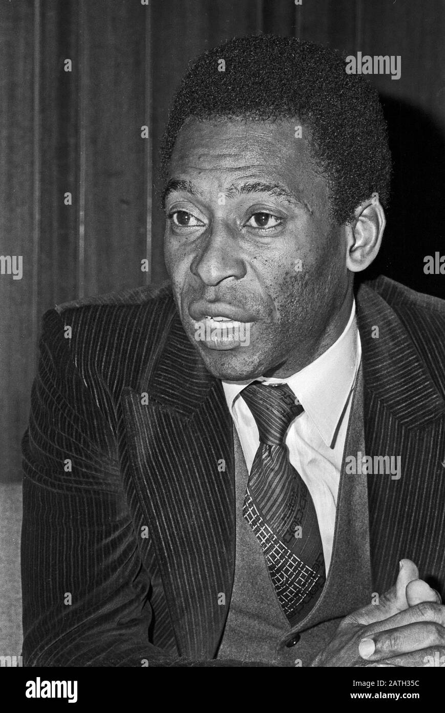 Pele, brasilianischer Fußbalbspieler, bei einer Pressekonferenz nach der Ankunft am Flughafen Hambugr, Allemagne 1981. Le joueur brésilien de football Pele a donné une conférence de presse à l'aéroport de Hambourg, Allemagne 1981. Banque D'Images