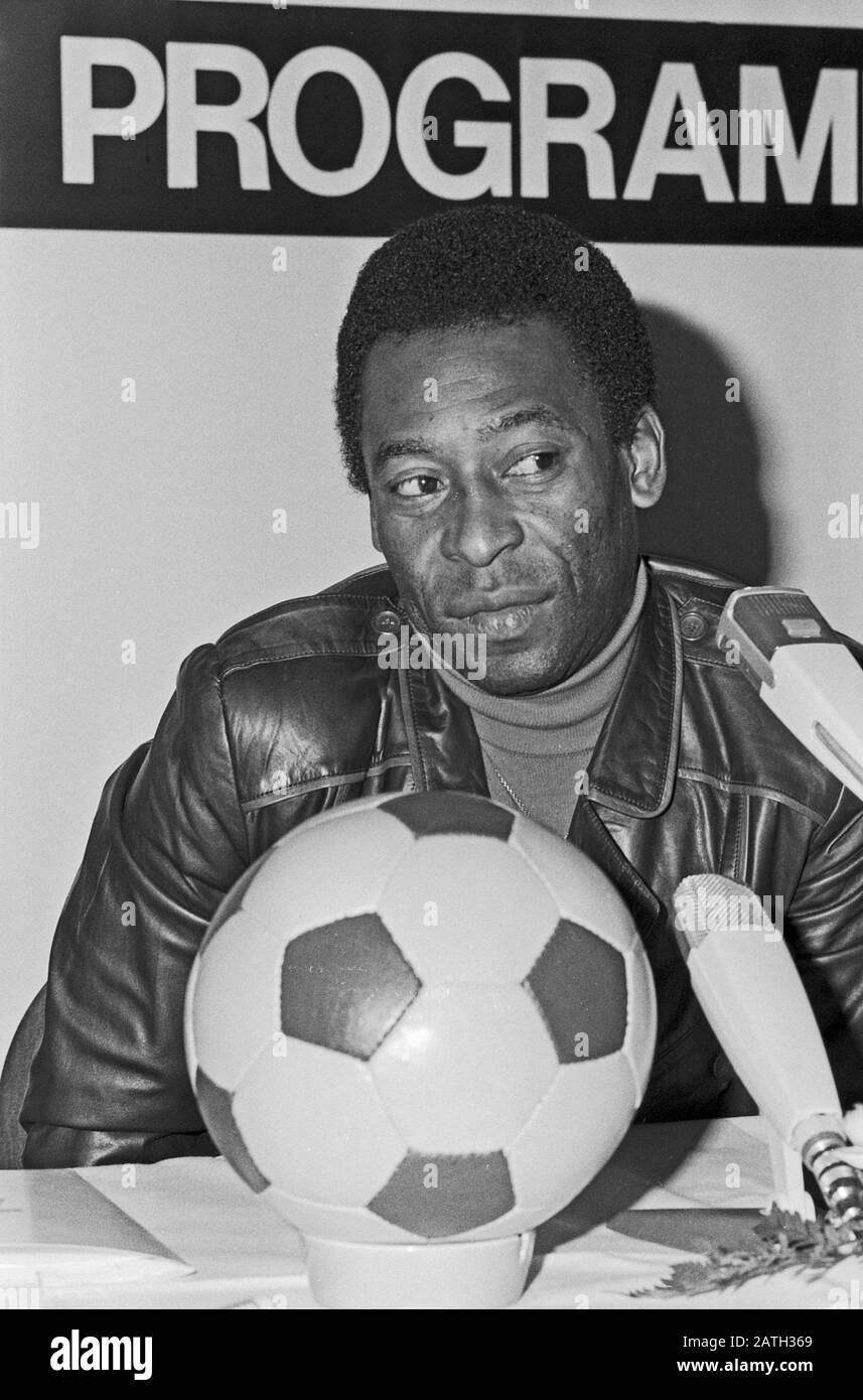 Pele, brasilianischer Fußballlspieler, bei einer mit Autogramstunde verbundenen Pressekonferenz im Alsterhaus à Hambourg, Allemagne, 1981. Le joueur brésilien de football Pele lors d'une conférence de presse et de l'heure d'autographe du ventilateur connecté à Hambourg Alsterhaus, Allemagne 1981. Banque D'Images