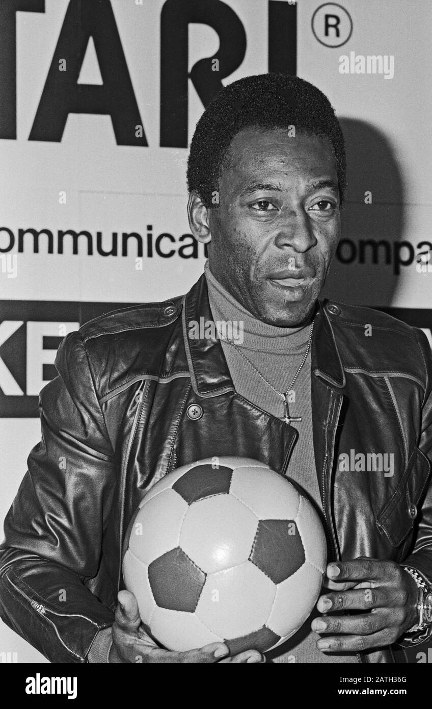 Pele, brasilianischer Fußballlspieler, bei einer mit Autogramstunde verbundenen Pressekonferenz im Alsterhaus à Hambourg, Allemagne, 1981. Le joueur brésilien de football Pele lors d'une conférence de presse et de l'heure d'autographe du ventilateur connecté à Hambourg Alsterhaus, Allemagne 1981. Banque D'Images