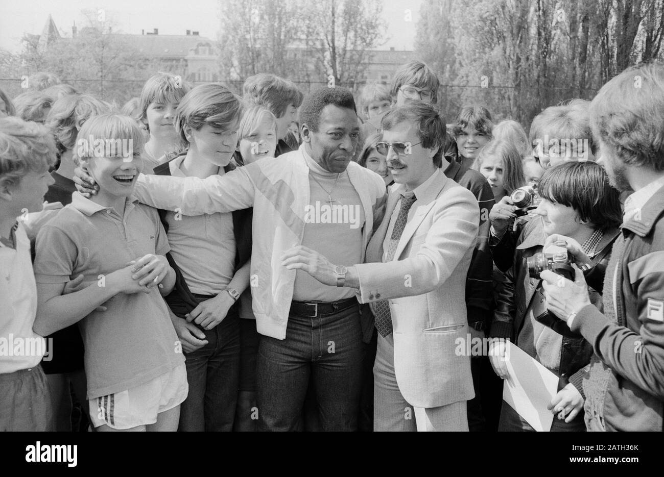 Pele, brasilianischer Fußbalbspieler, fans de trifft und zeigt Tricks mit dem ball à Hambourg, Allemagne, 1981. Le joueur brésilien de football Pele rencontre des fans et montre quelques tours avec le ballon à Hambourg, Allemagne 1981. Banque D'Images