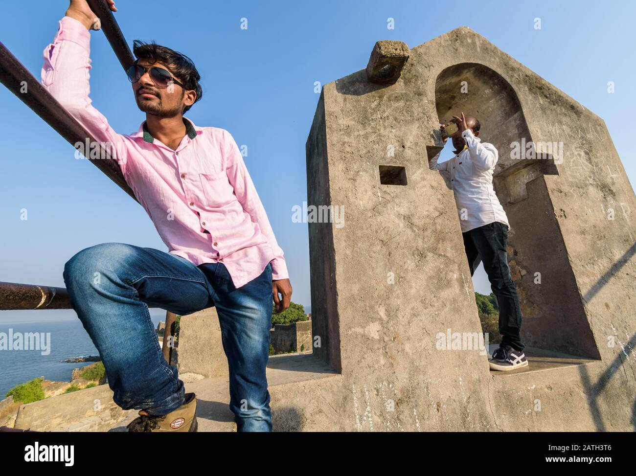 Un portrait de rue grand angle d'un homme prenant une photo de son ami sur les remparts du fort De L'Udi. Banque D'Images