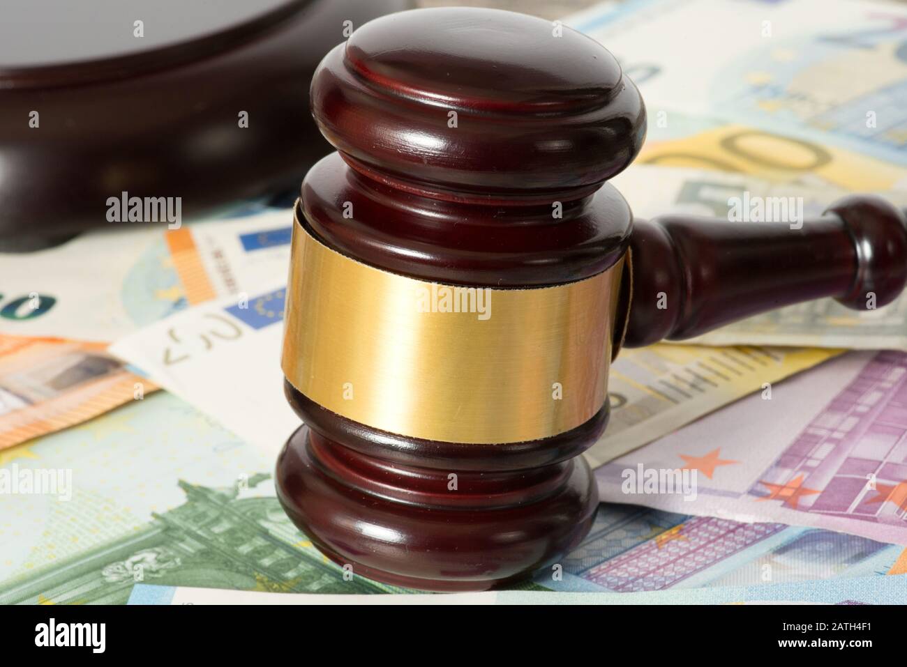 Billets en euros et un gavel Banque D'Images