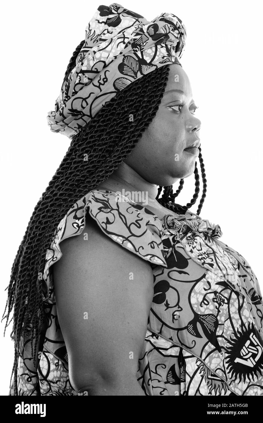Vue de profil de la femme africaine noire grasse portant des vêtements traditionnels Banque D'Images