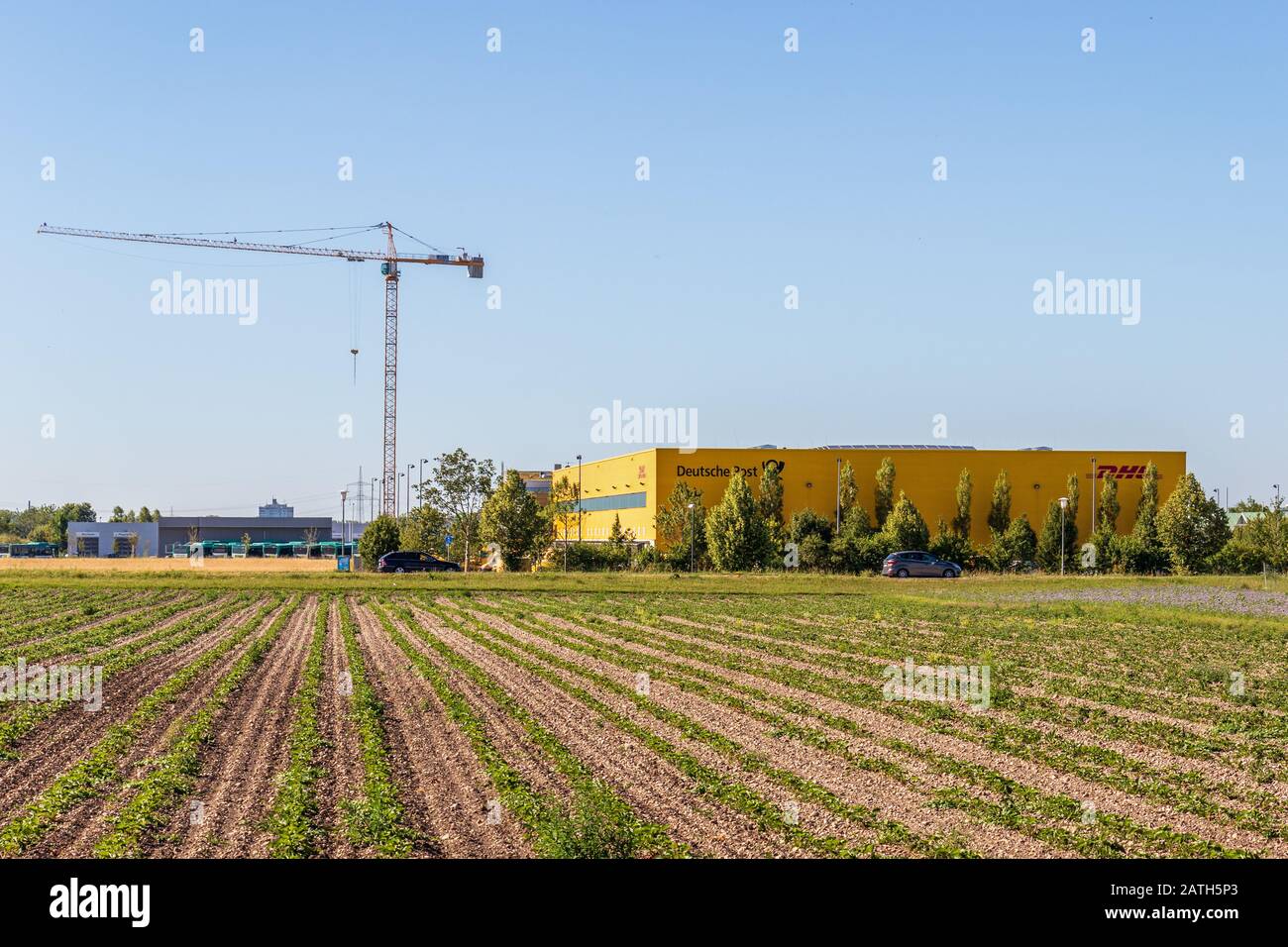 Municipal Germering, District Fürstenfeldbruck, Haute-Bavière, Allemagne: Brief-, Pachet, und Verteilzentrum DHL avec trafic Banque D'Images