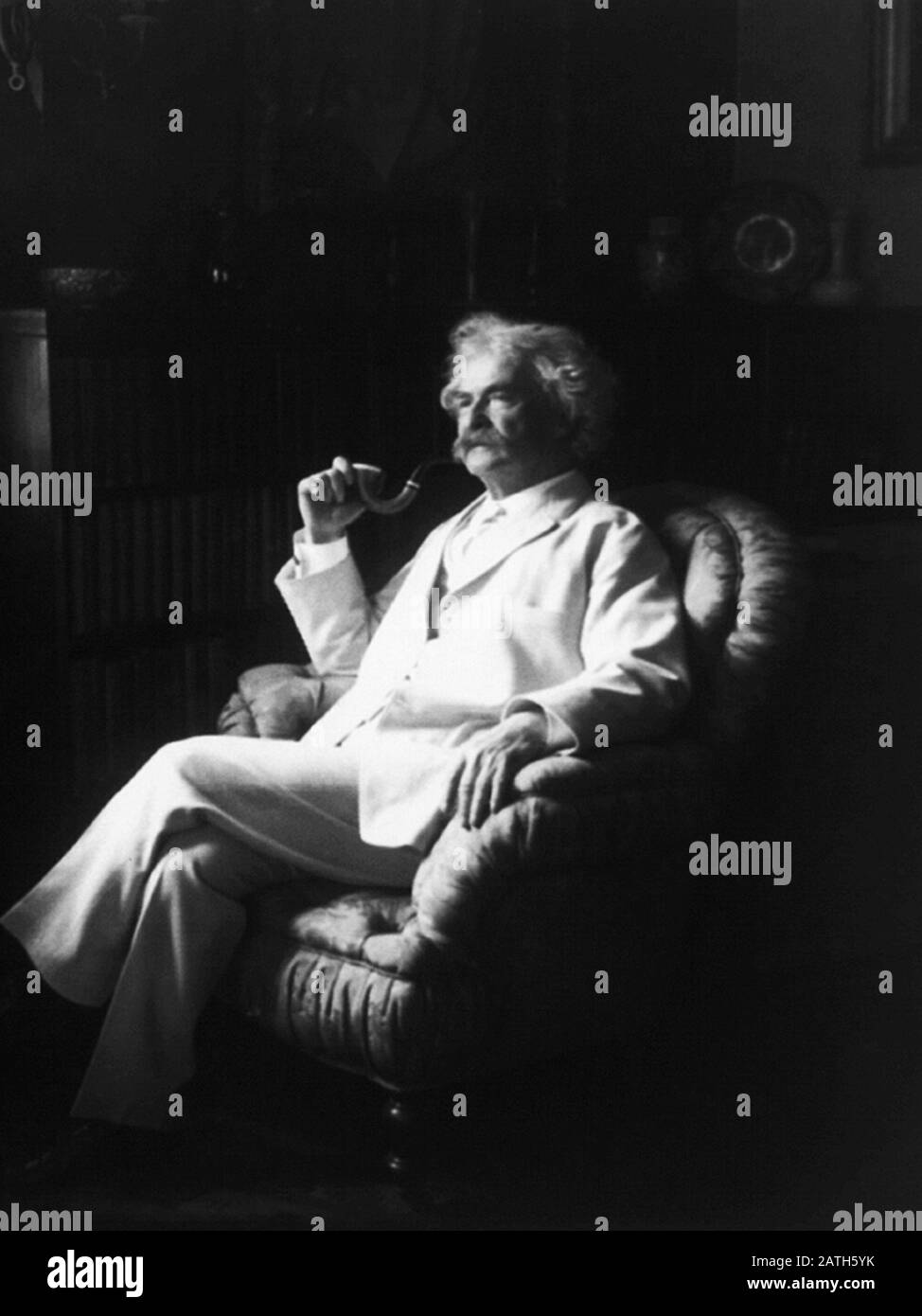 Photo de portrait vintage de l'écrivain et humoriste américain Samuel Langhorne Clemens (1835 – 1910), mieux connu par son nom de plume de Mark Twain. Photo vers 1907 par Underwood & Underwood. Banque D'Images