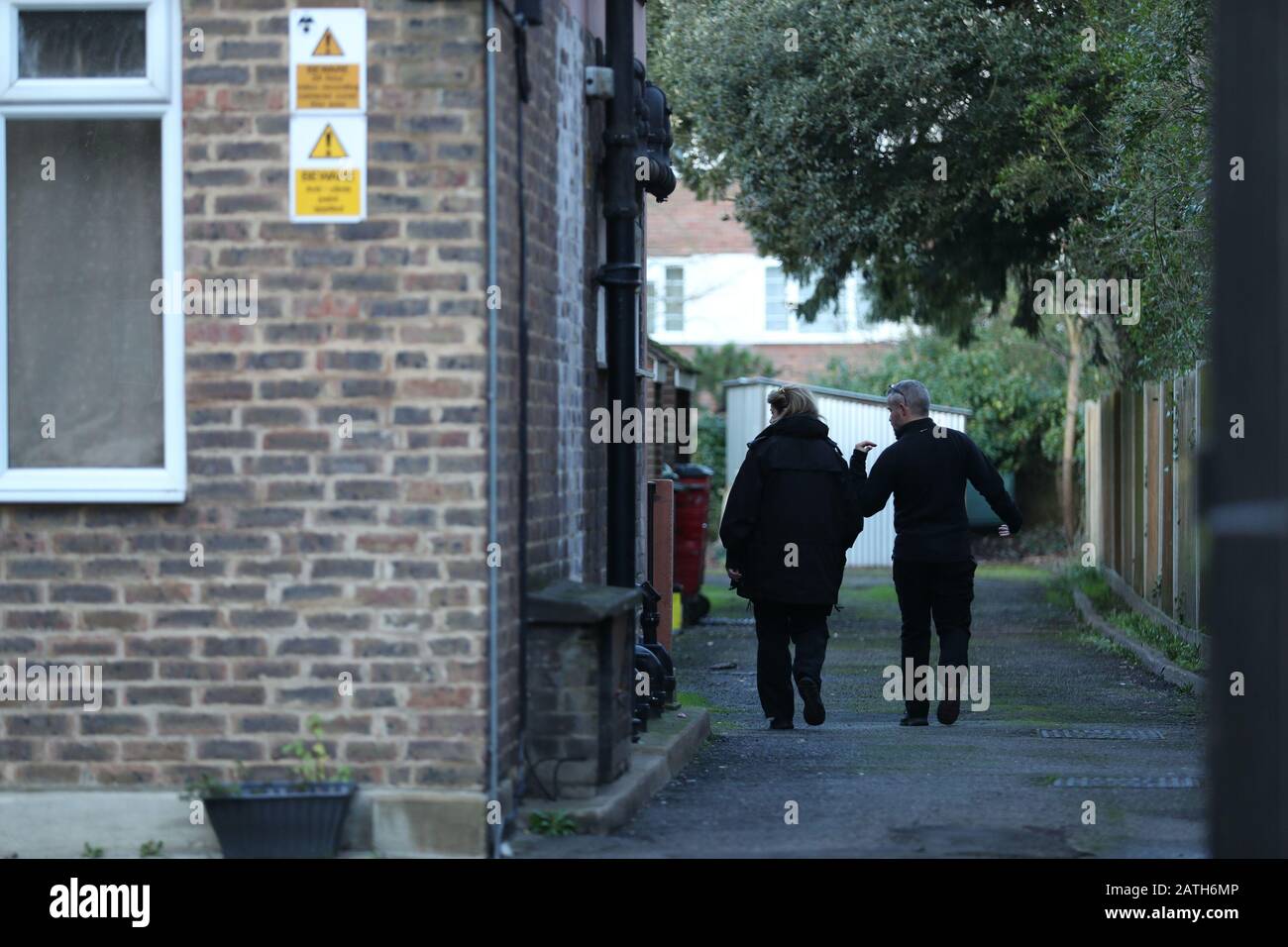 Retransmettant des activités de POLICE EN LIGNE à l'extérieur d'un bien situé sur Leigham court Road, Streatham, à la suite de l'attentat terroriste perpétré à Streatham High Road, dans le sud de Londres par Sudesh Amman, 20 ans, qui a été abattu par la police armée suite de ce que la police a déclaré comme un incident terroriste. Banque D'Images