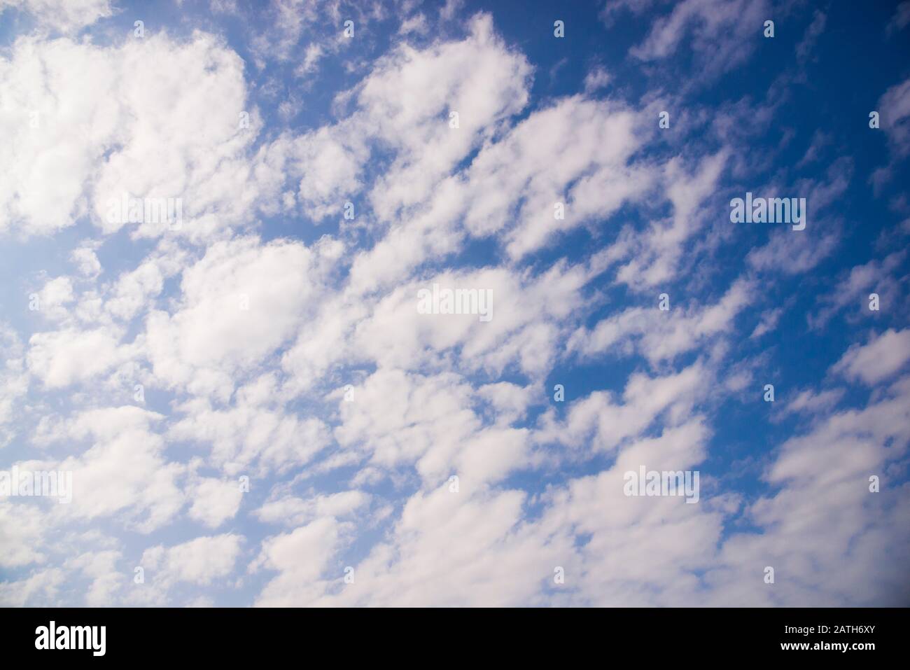 Ciel bleu avec les nuages de l'artiste Banque D'Images