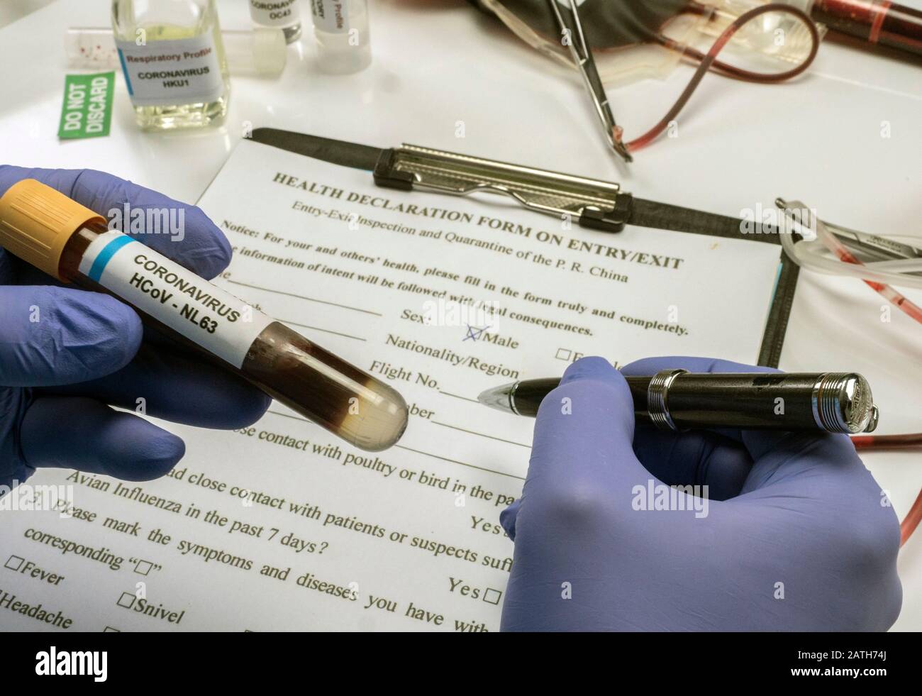 Le scientifique examine un échantillon de coronavirus en laboratoire, image conceptuelle Banque D'Images