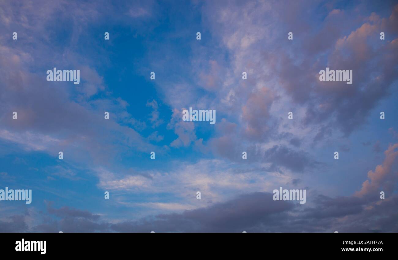 Ciel bleu avec les nuages de l'artiste Banque D'Images