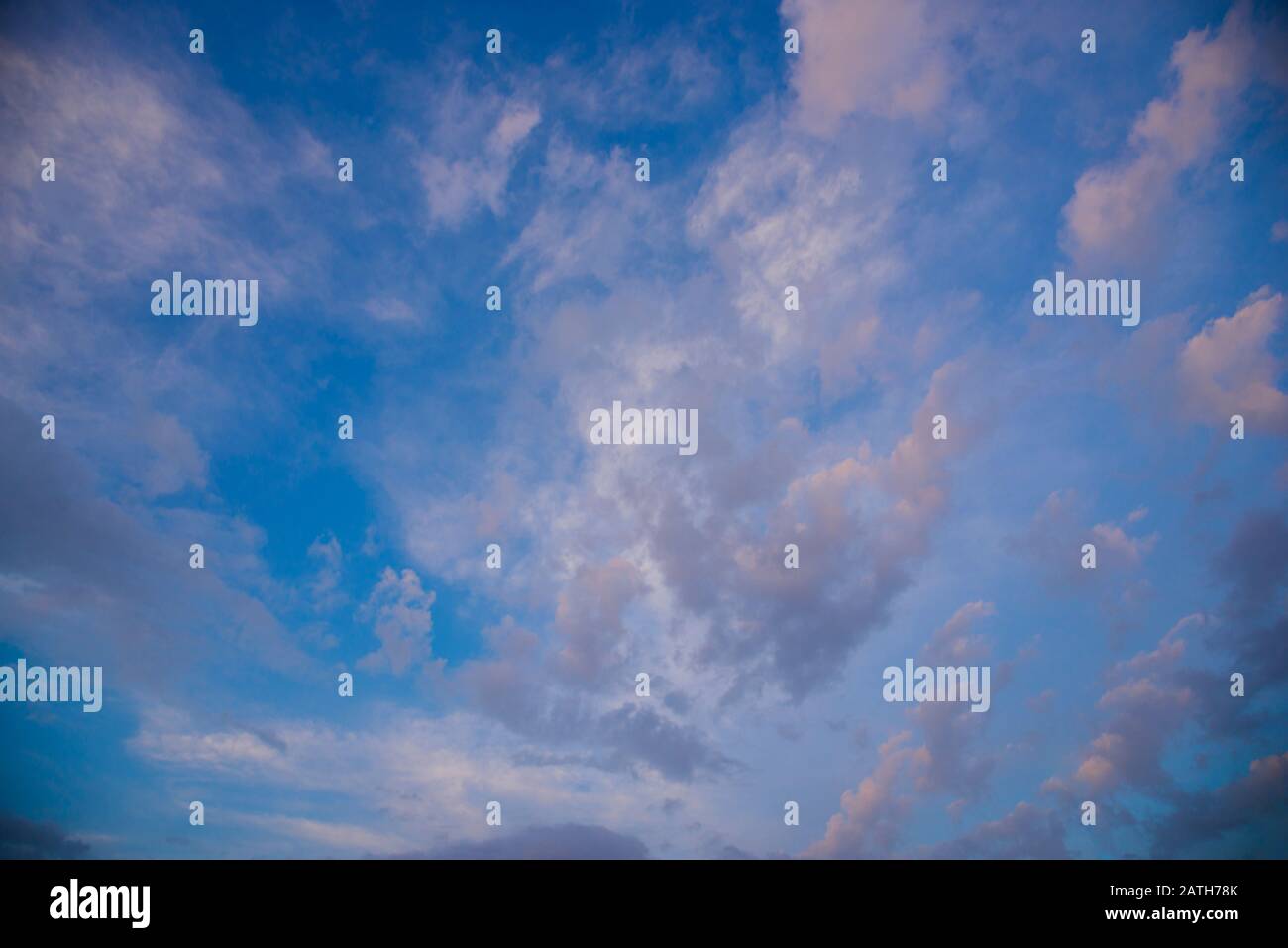 Ciel bleu avec les nuages de l'artiste Banque D'Images