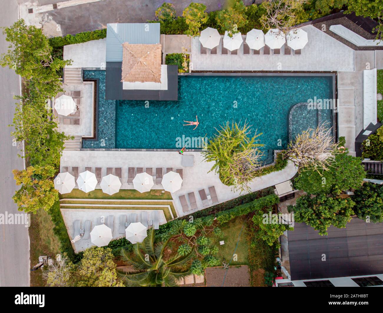 Piscine avec vue sur le dessus, piscine avec vue sur les drones, couple dans la piscine pendant les vacances en Thaïlande Banque D'Images