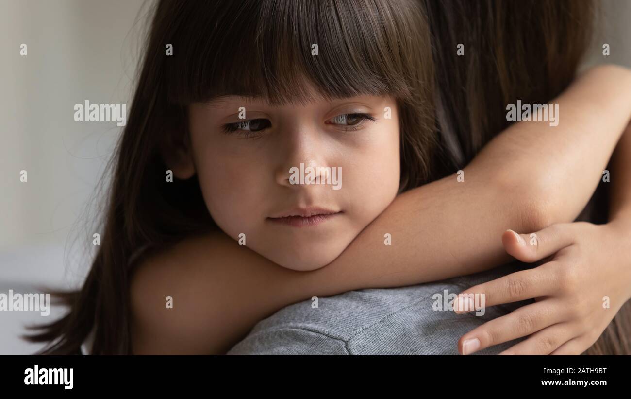 Petite fille pensive hug jeune maman montrant l'amour Photo Stock - Alamy