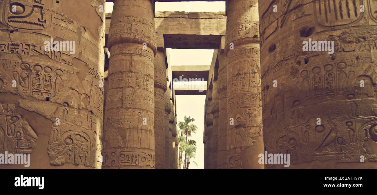 La grande salle hypostyle dans la Cité d'Amun-Re, Le Complexe du temple de Karnak, Louxor, Egypte Banque D'Images