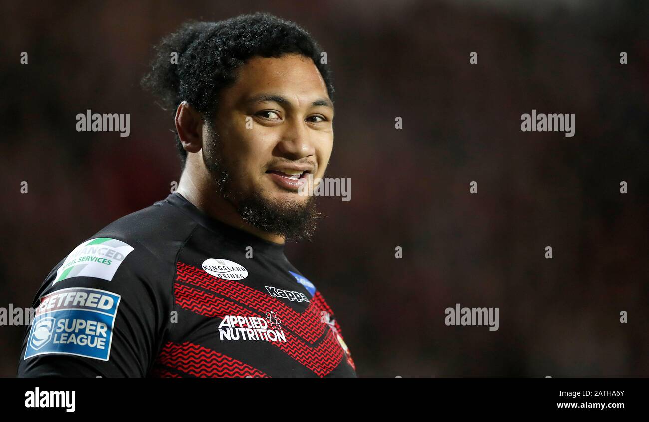 Pauli Pauli Pauli des Red Devils de Salford en action contre les Saints des Helens, lors du match de la Super League de Betfred au Stade Totalement Wicked, St Helens. Banque D'Images
