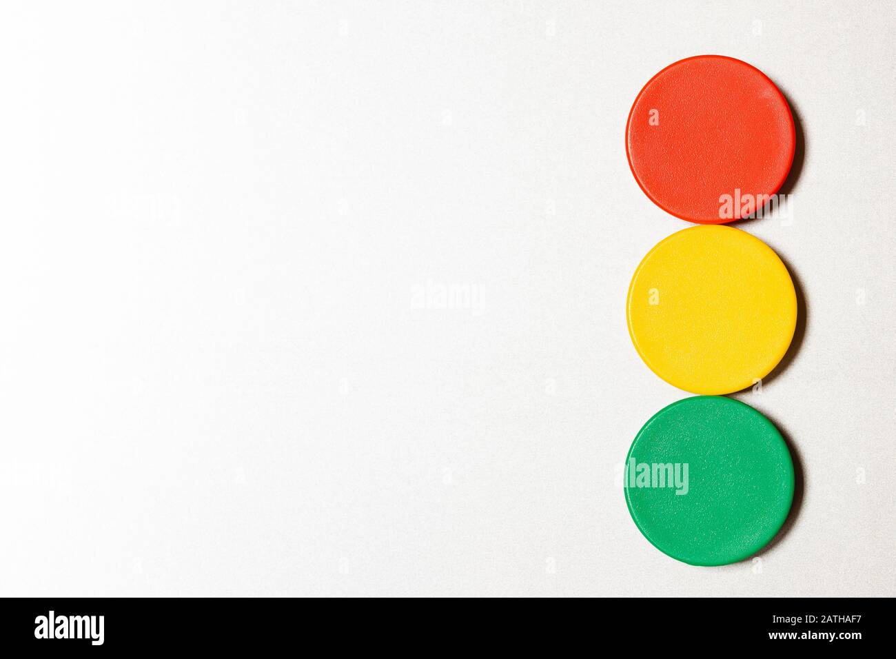 Divers aimants colorés sur mur métallique avec espace de copie Banque D'Images