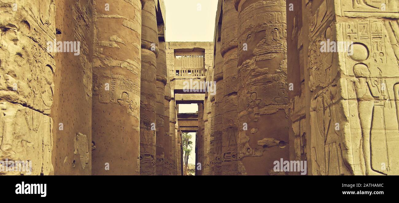 La grande salle hypostyle dans la Cité d'Amun-Re, Le Complexe du temple de Karnak, Louxor, Egypte Banque D'Images