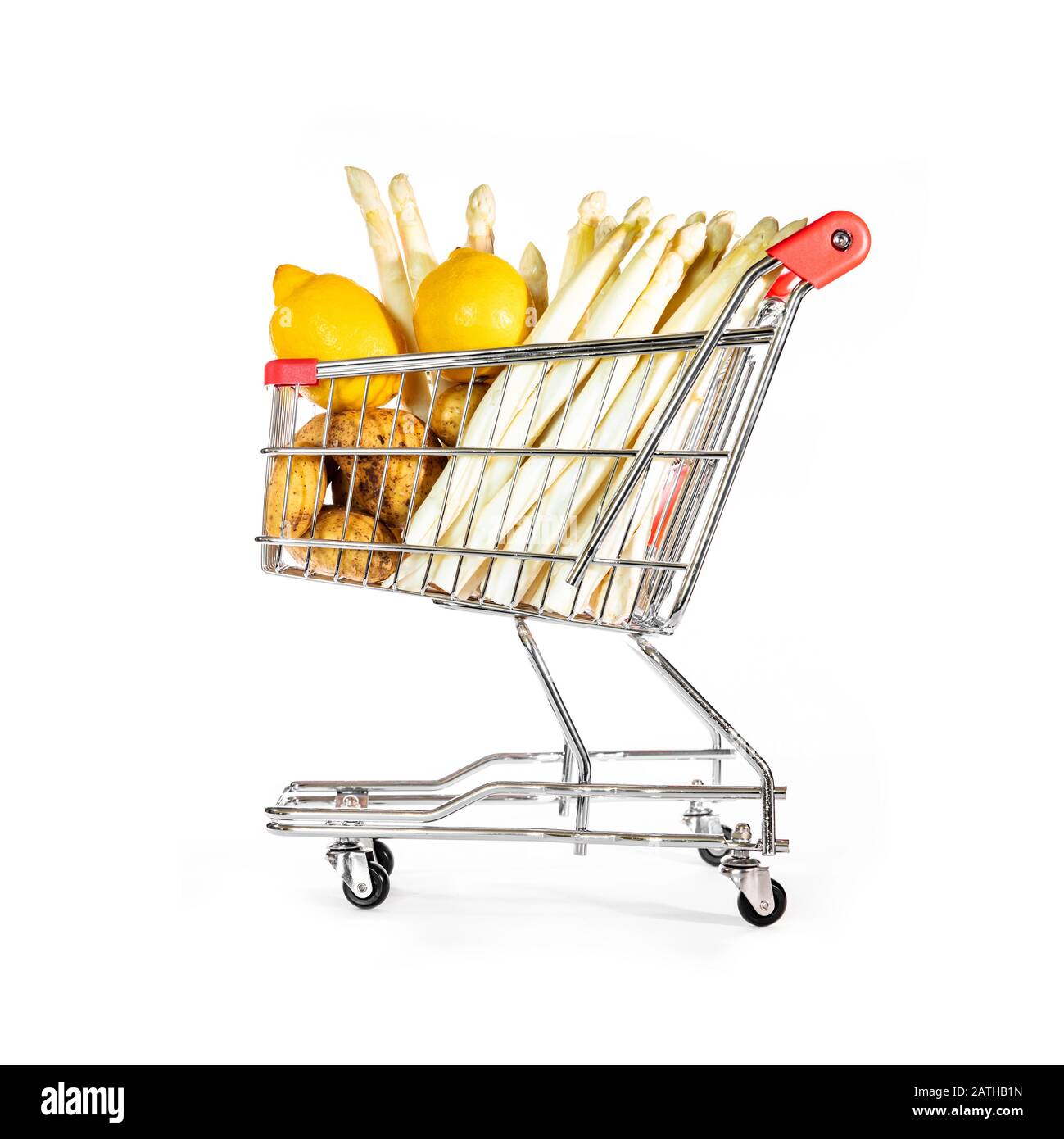 chariot ou chariot de shopping plein de légumes comme asperges; , concept en ligne épicerie ou centre commercial Banque D'Images