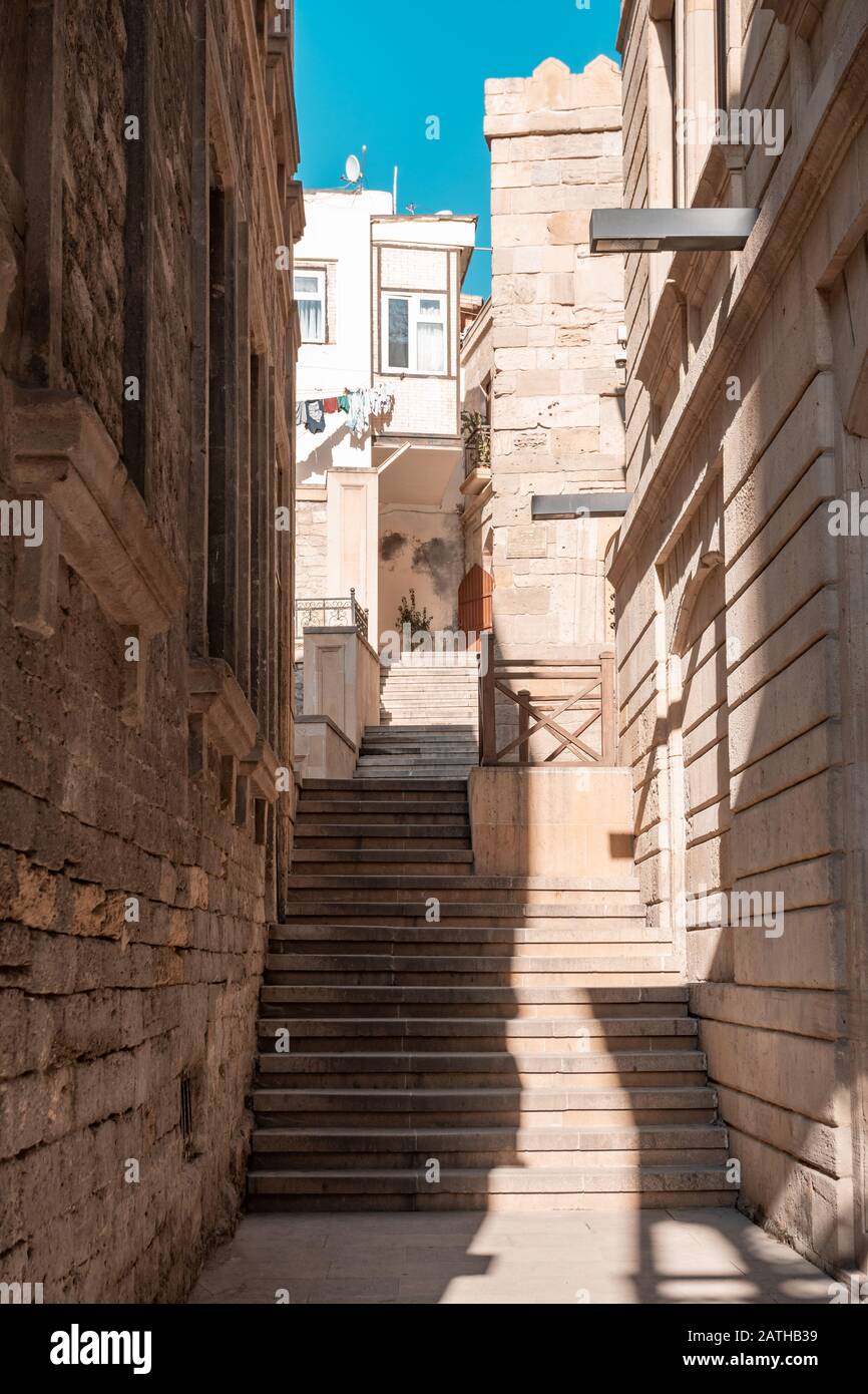 Les rues étroites du Vieux Bakou avec de vieilles maisons et des balcons en bois Banque D'Images